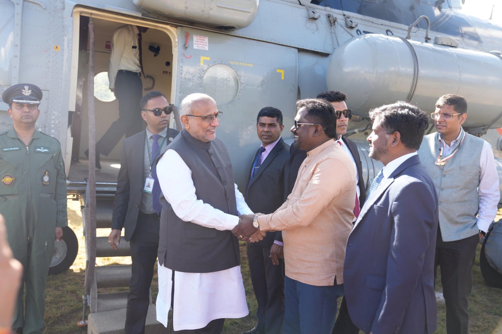 श्रीलंका की तमिल पार्टियाँ भारत-लंका समझौते की भावना को साकार करने के लिए निरंतर भारतीय प्रयास चाहती हैं | भारत की दुनिया